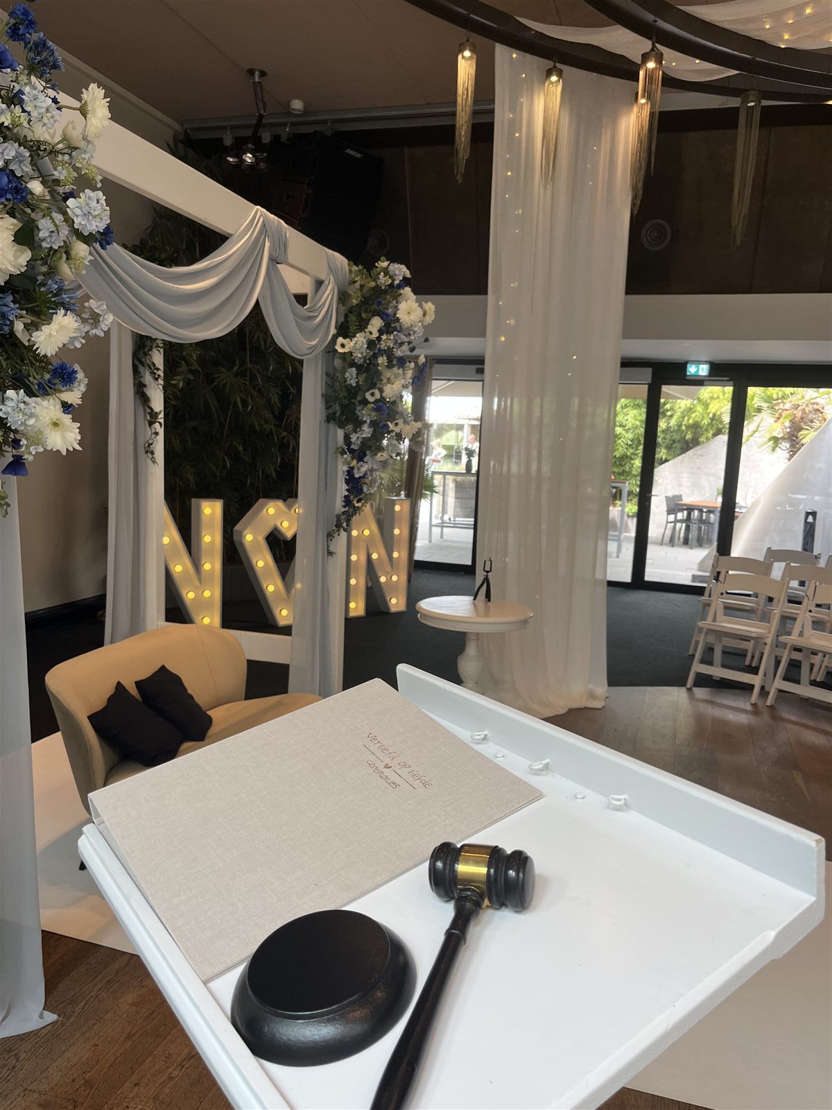 Ceremonietafel met hamer en trouwmap